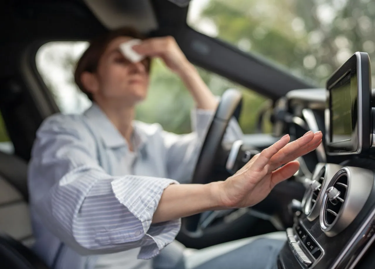 Sonne, Flip-Flops und Stau: Darauf sollten Autofahrer bei Hitze achten