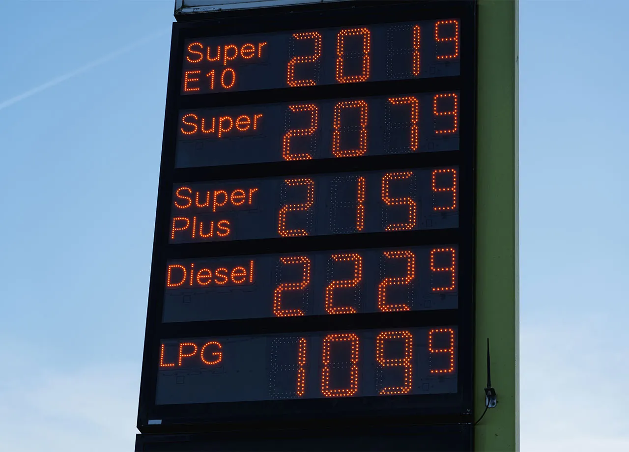 Anzeige der hohen Preise an einer Tankstelle.