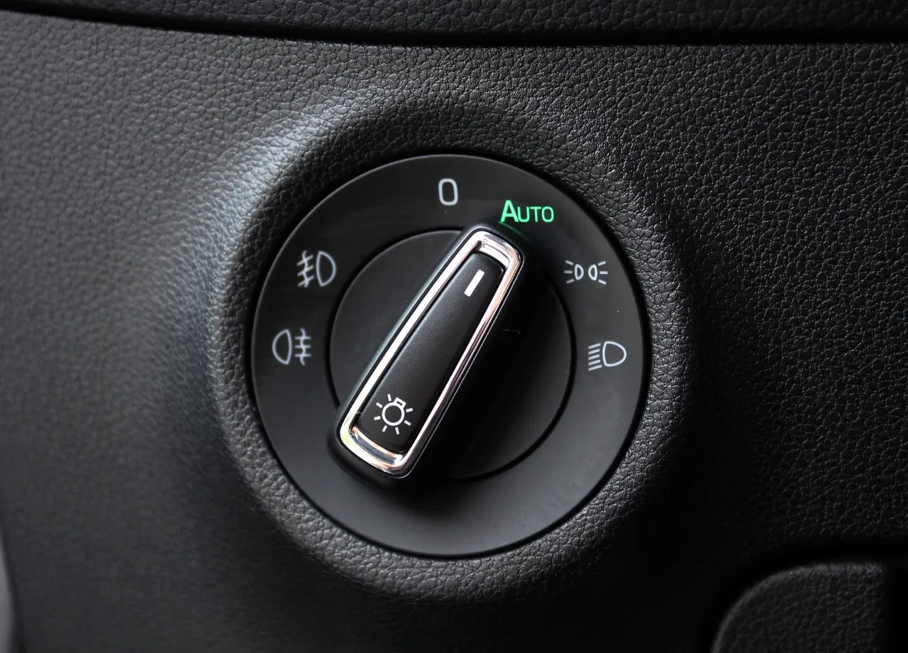 TÜV warnt: Lichtautomatik kann im Winter zur Gefahr werden