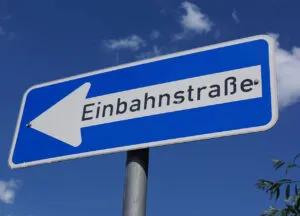 Darf man in einer Einbahnstraße überholen?