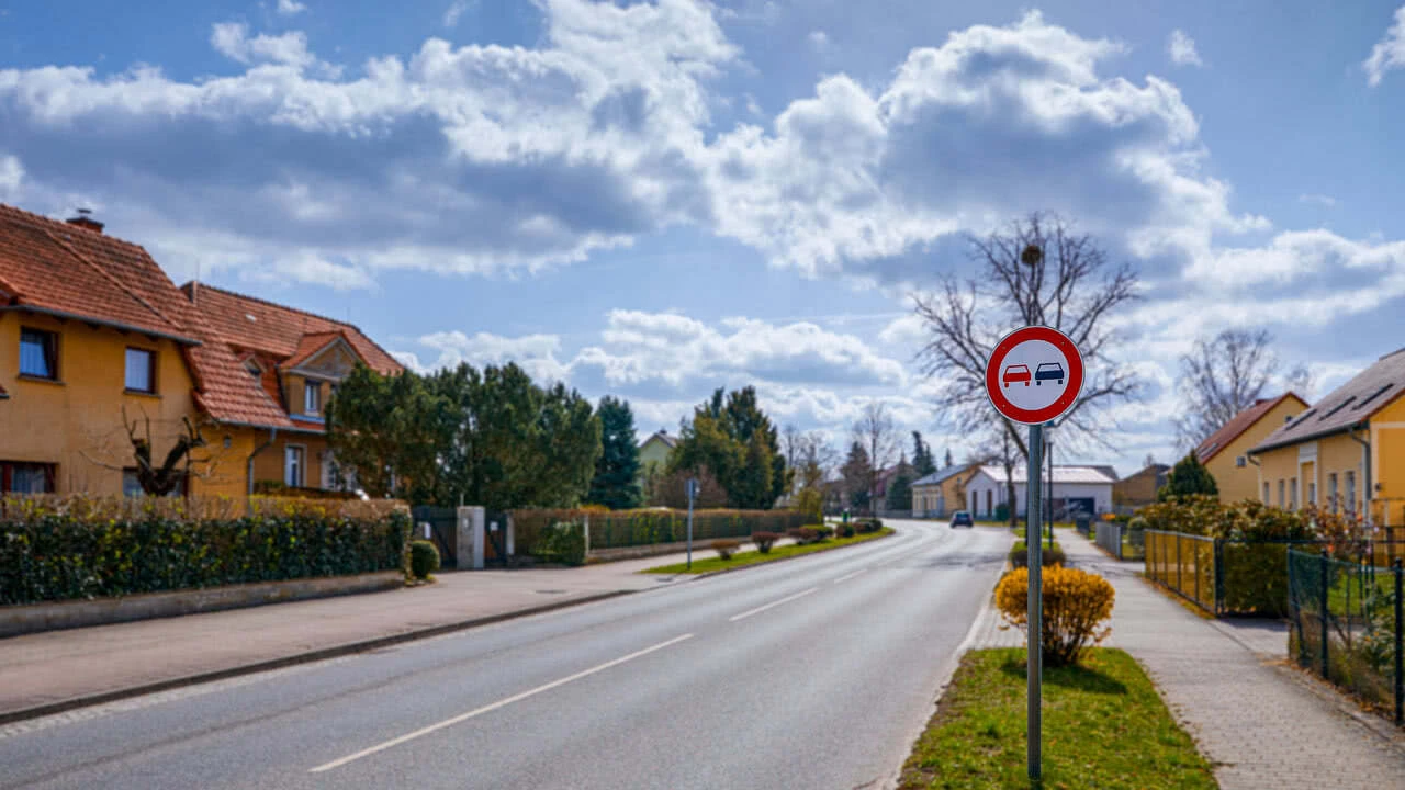 Straße mit einem Überholverbotschild. Überholverstoß