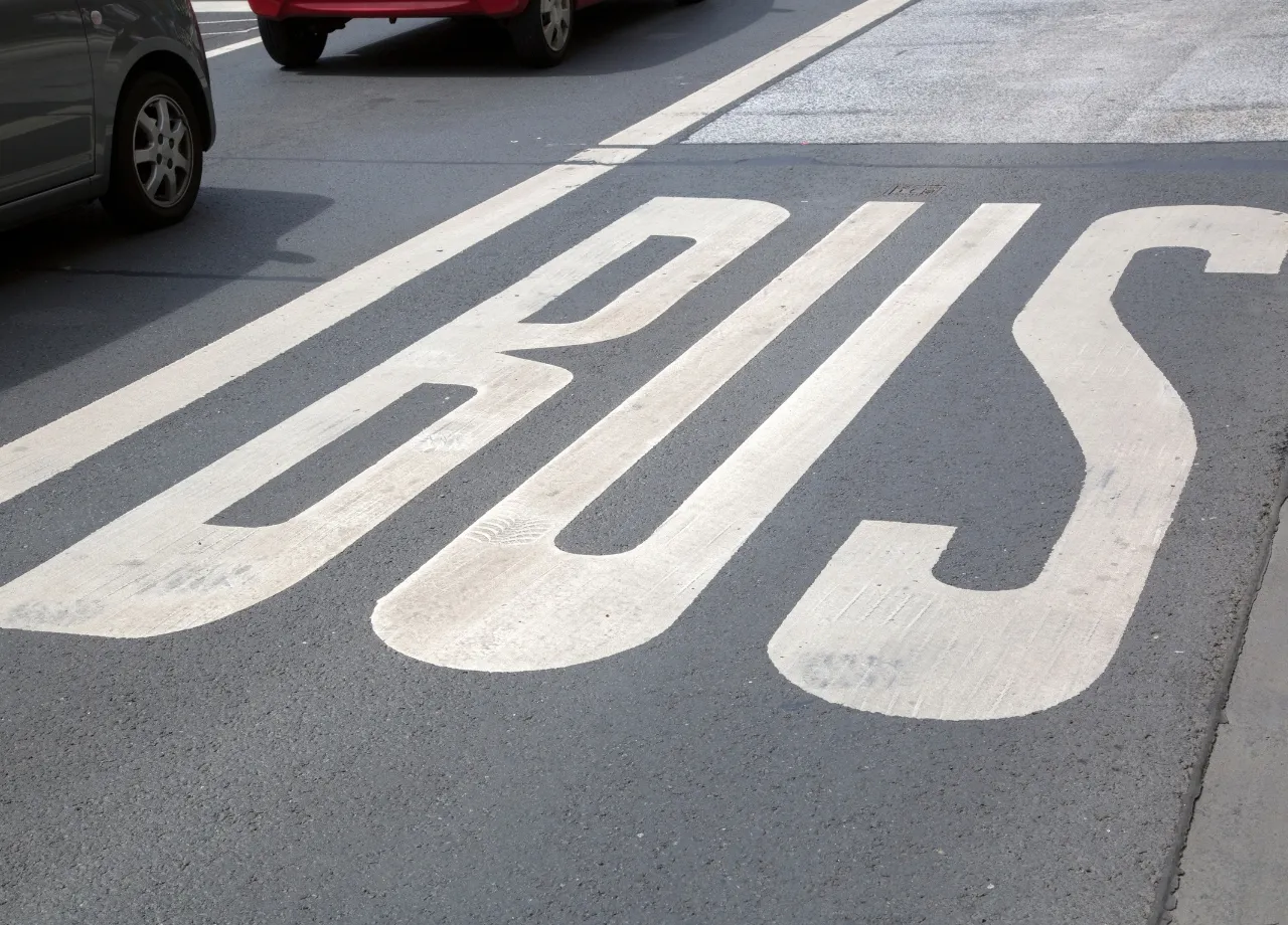 Urteil des BayObLG: Missachtung von Bus-Ampeln durch Pkw ist kein Rotlichtverstoß