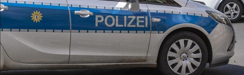 Ein Polizeiwagen der für eine Verkehrskontrolle anhält