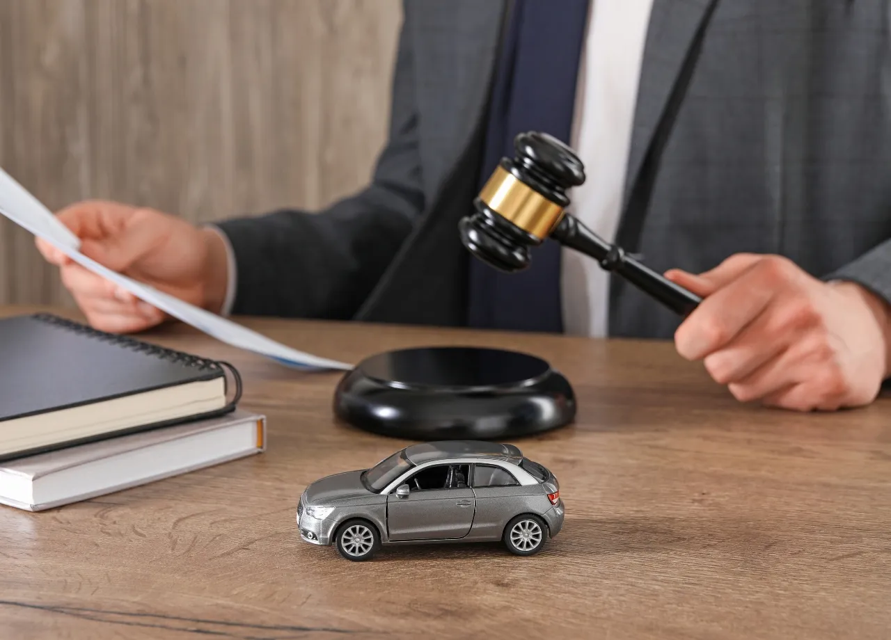 Fünf kuriose Verkehrsrechtsfälle: Von Blitzer-Vandalismus bis hin zum SUV als Fundsache