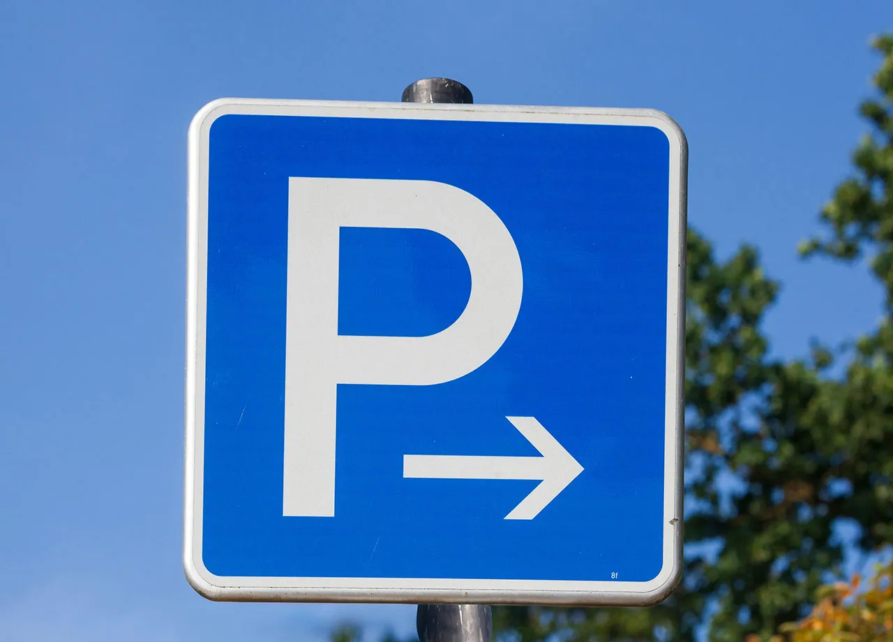 Verkehrsregeln auf dem Parkplatz: So verhält man sich richtig