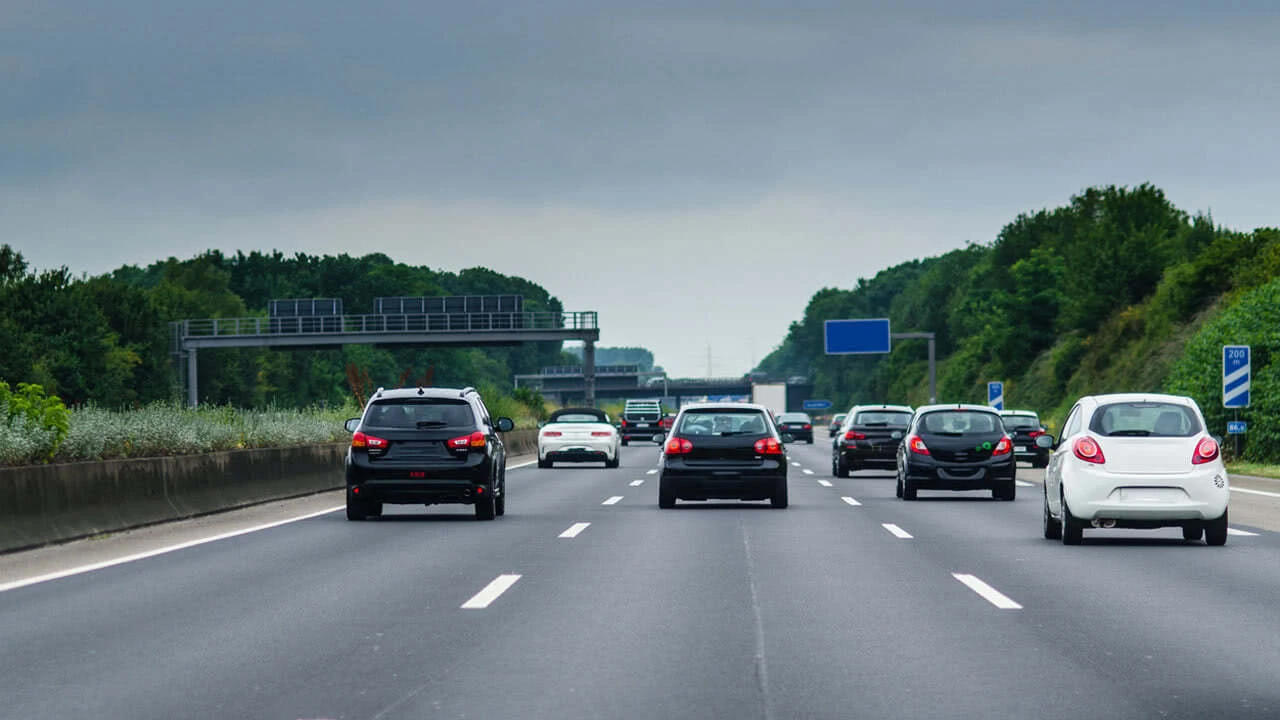 Mehrere Fahrzeuge auf der Autobahn mit teilweise zu geringen Mindestabstand.