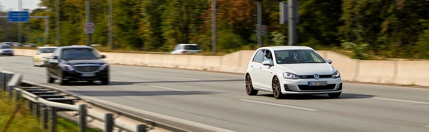 Weißes Auto ist auf der Autobahn zu schnell gefahren und geblitzt worden (Symbolfoto).